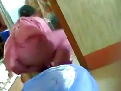 ಟಯಾರ ಸ್ ಬ್ಲೋಸ್ ಹರ್ ಫೆಲೋ